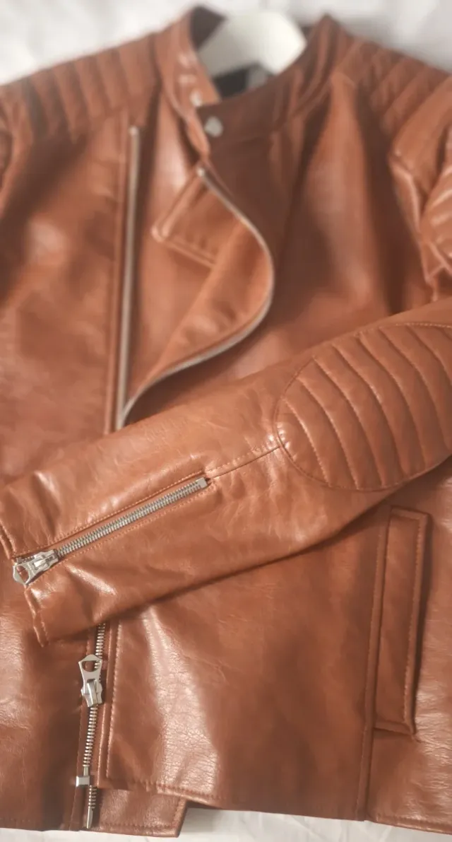 Chaqueta Zara efecto piel marrón