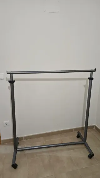 Perchero Metálico con Ruedas