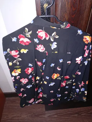 Camisa Stradivarius floral negra mujer