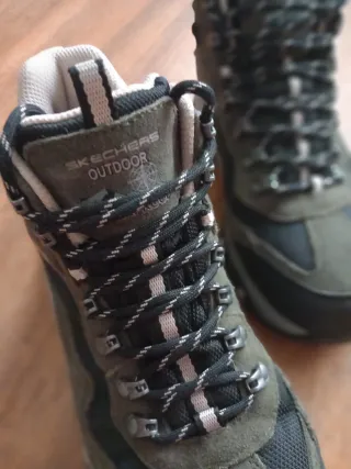 Botas de trekking grises y verdes