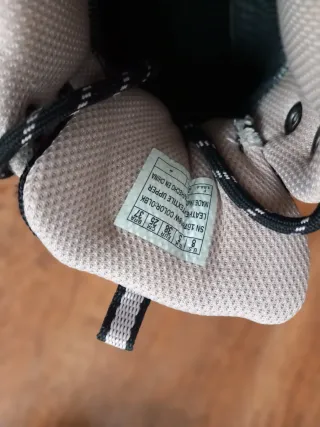 Botas de trekking grises y verdes