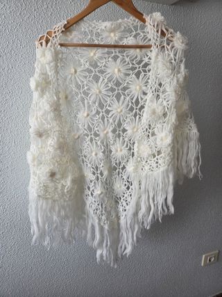Chal de crochet blanco con flores