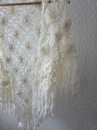Chal de crochet blanco con flores