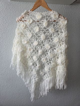 Chal de crochet blanco con flores