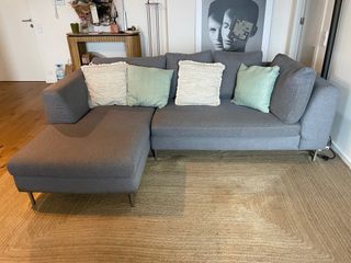 Sofá modular cinza em tecido