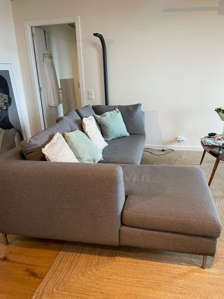 Sofá modular cinza em tecido