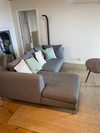 Sofá modular cinza em tecido