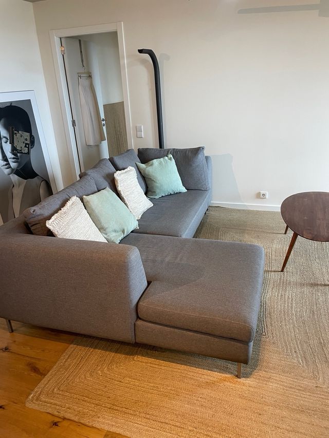 Sofá modular cinza em tecido