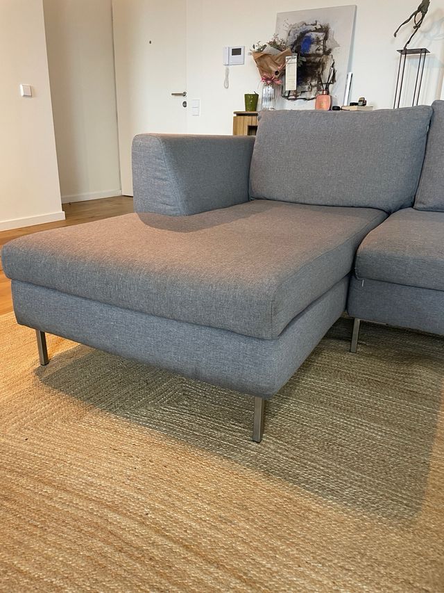 Sofá modular cinza em tecido