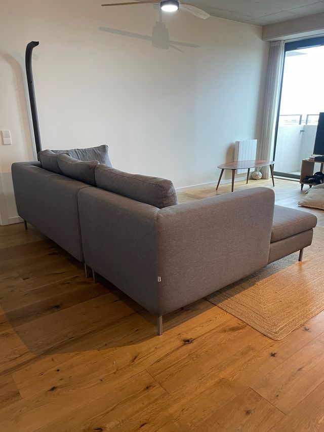 Sofá modular cinza em tecido