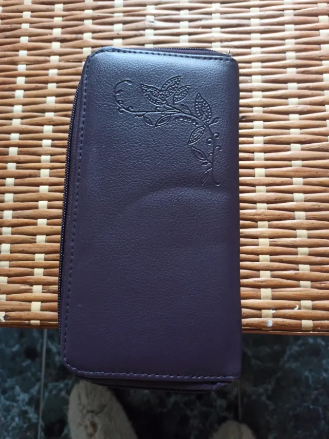 Cartera de mano morada con diseño floral