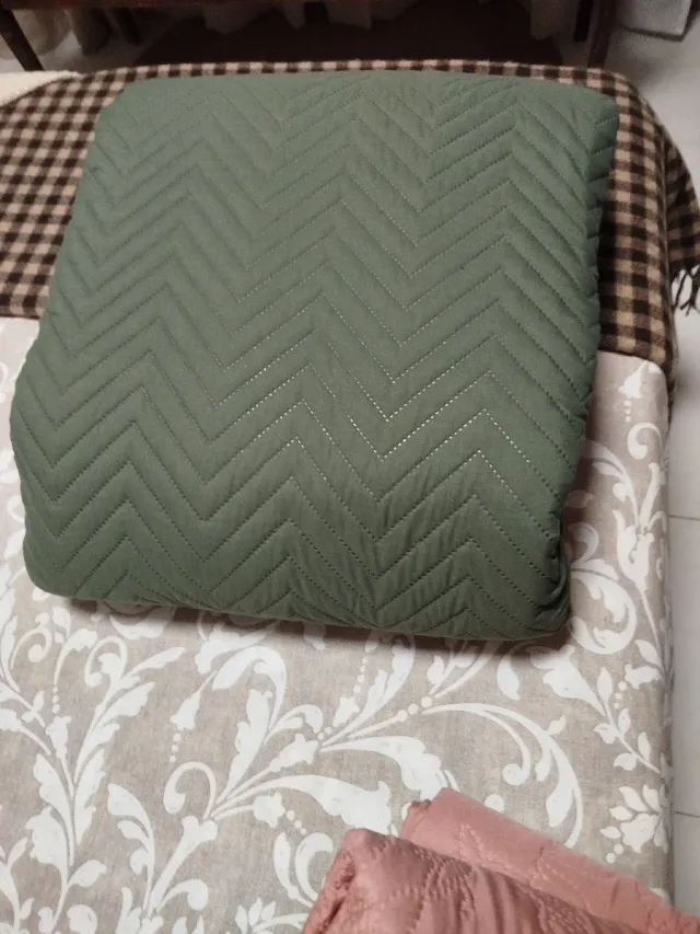 Colcha para cama de 1.50 verde y rosa, nueva