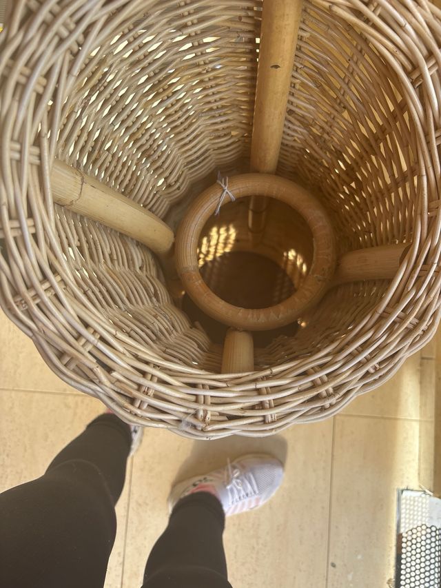 Paragüero de mimbre hecho a mano