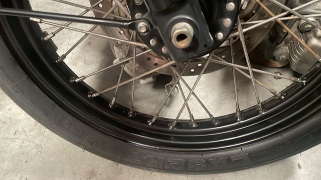 Llanta delantera Bonneville Black 19 pulgadas