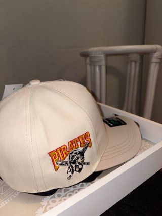 Gorra Nike Beige y Dorada