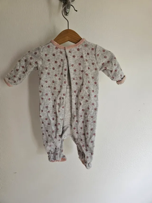 Ropa de bebé con estampado de ratón