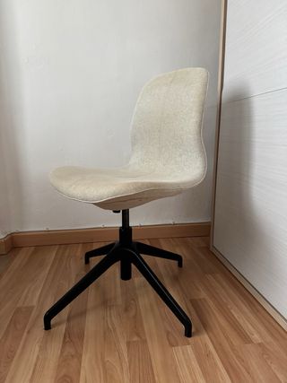 Silla de oficina Ikea beige y negra. Långfjäll.