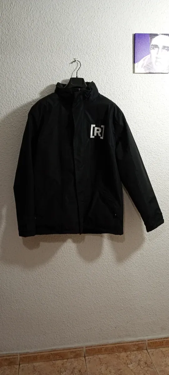 Cazadora Negra Residente Logo Talla L