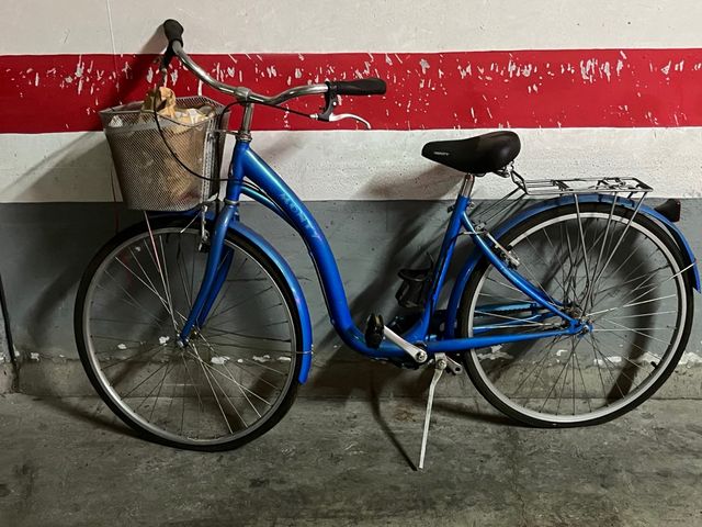 Bicicleta azul Monty con cesta