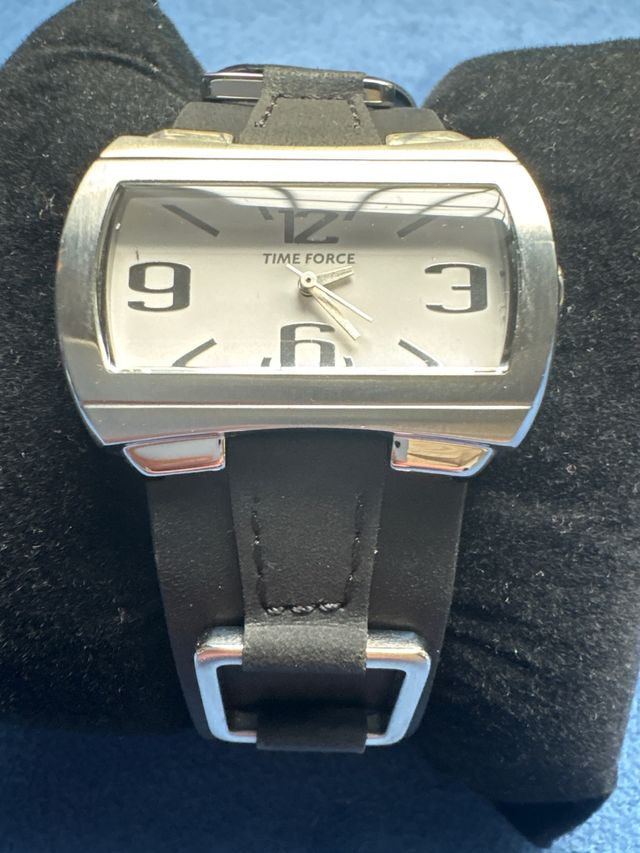 Reloj Time Force Elegante Negro y Plateado