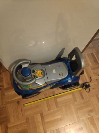 Coche infantil azul con ruedas grandes