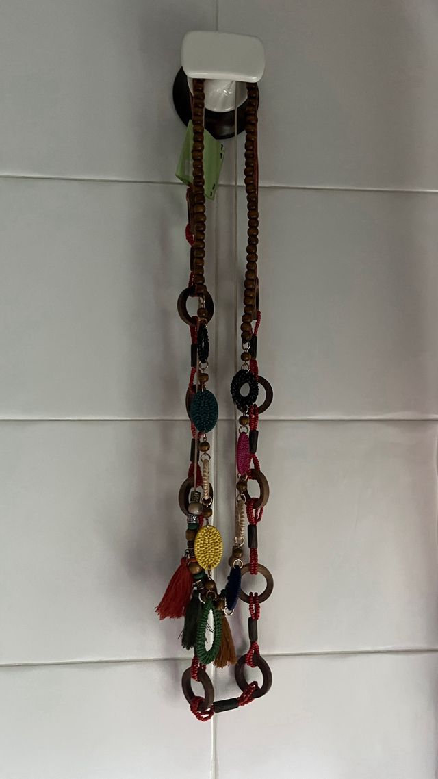 Collares de madera y cuentas
