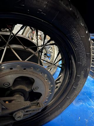 Llanta trasera Bonneville Black 17 pulgadas