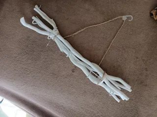 Appendino in legno bianco con corda