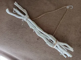 Appendino in legno bianco con corda