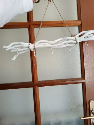 Appendino in legno bianco con corda