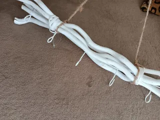 Appendino in legno bianco con corda