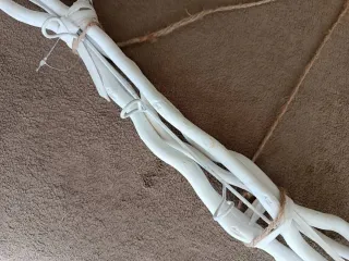 Appendino in legno bianco con corda