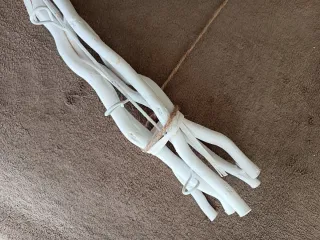 Appendino in legno bianco con corda