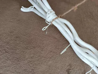 Appendino in legno bianco con corda