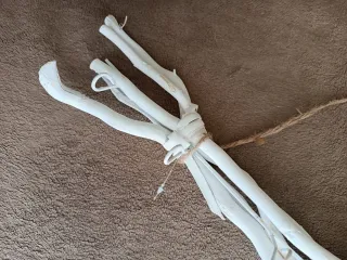 Appendino in legno bianco con corda