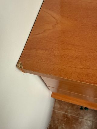 Cómoda de madera con tiradores verdes