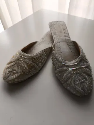 Sandalias blancas bordadas con adornos