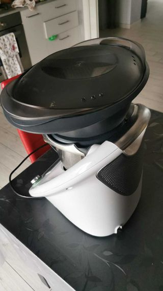 Robot da cucina consegna a mano