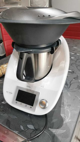 Robot da cucina consegna a mano
