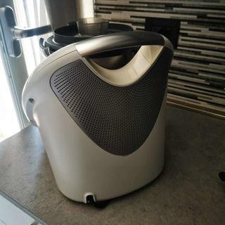 Robot da cucina consegna a mano