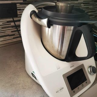 Robot da cucina consegna a mano