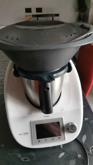Robot da cucina consegna a mano