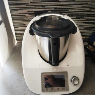 Robot da cucina consegna a mano