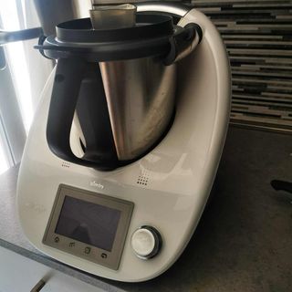 Robot da cucina consegna a mano