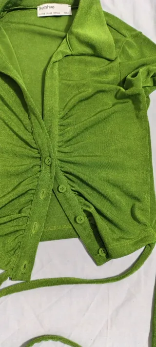 Blusa mangas largas Bershka verde botones y tira