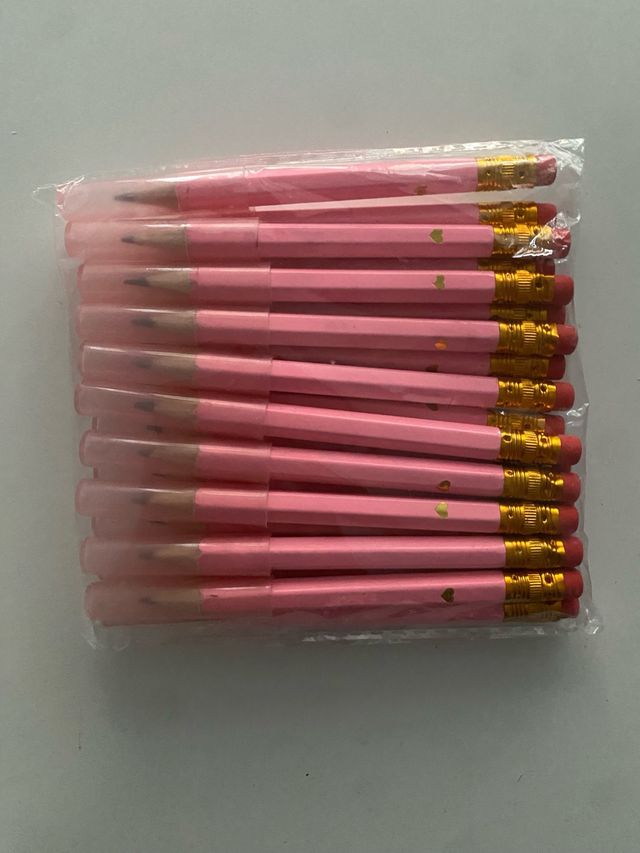 20 Lápices rosas con corazones dorados