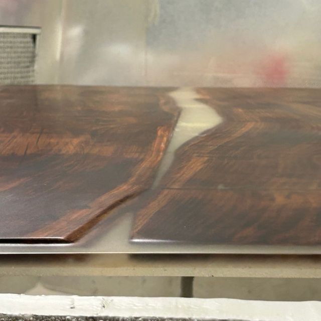 Mesa rústica de madera y resina artesanal