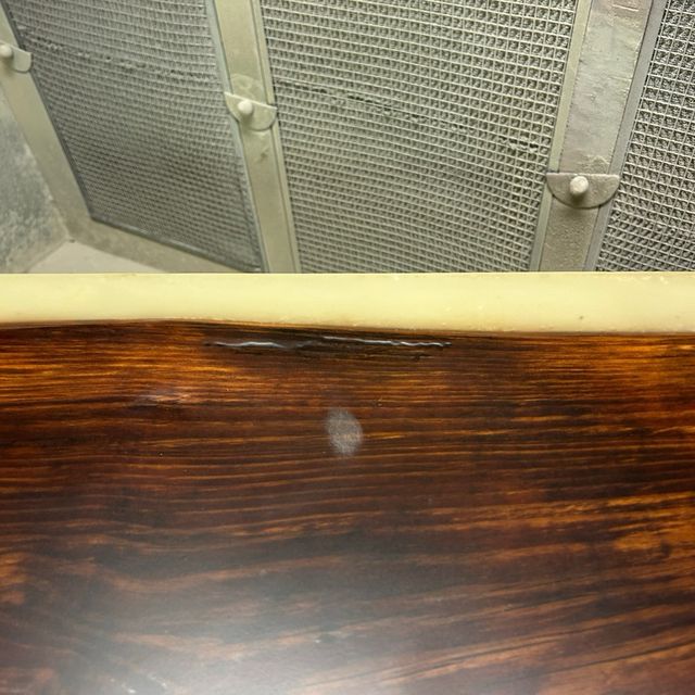 Mesa rústica de madera y resina artesanal