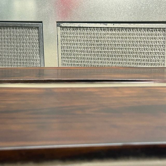 Mesa rústica de madera y resina artesanal