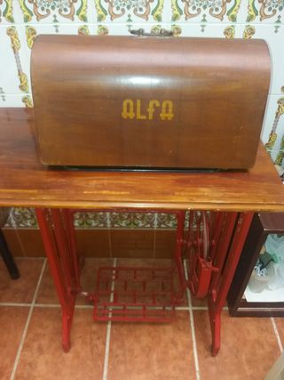 Máquina de coser Alfa antigua